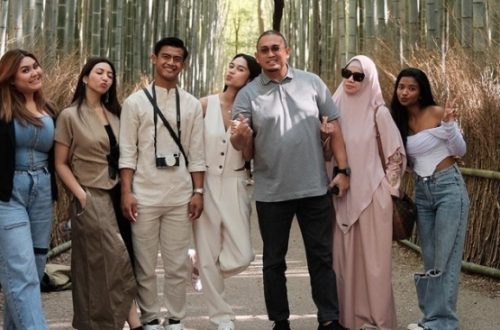 Beda Gaya Outfit Azizah Salsha Saat pada Rumah Pratama Arhan pada di Blora vs di dalam tempat Jepun Bersama Keluarga, Lebih Stylish Mana?